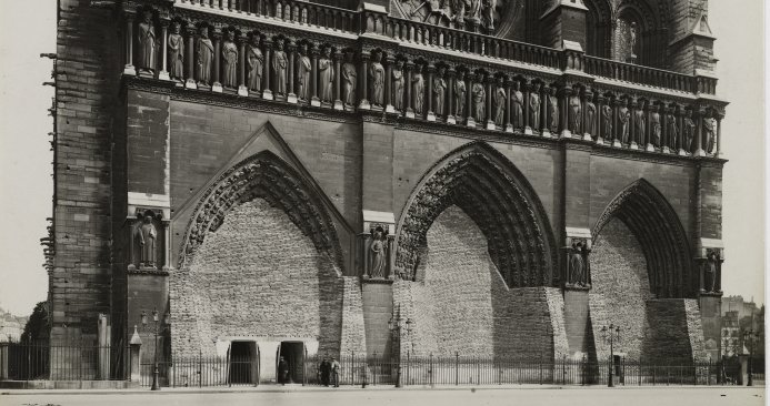 Photographie en noir et blanc de la façade de Notre-Dame