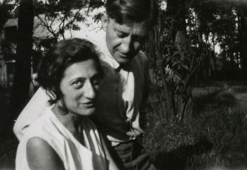 Josef et Anni Albers dans le jardin de lamaison des maîtres au Bahaus