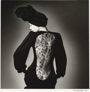Jeanloup Sieff, Marina Schiano en robe Yves Saint Laurent, Vogue Paris, septembre 1970