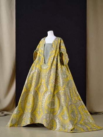 Manteau dit aussi robe "volante", vers 1720 (étoffe), vers 1730-1735 (robe) / Paris Musées, Palais Galliera