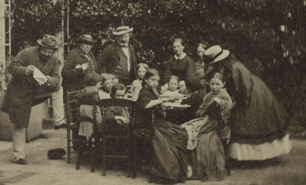 Photographie du dîner des enfants pauvres dans le jardin de Hauteville House © Edmond Bacot/Maisons de Victor Hugo/Roger-Viollet