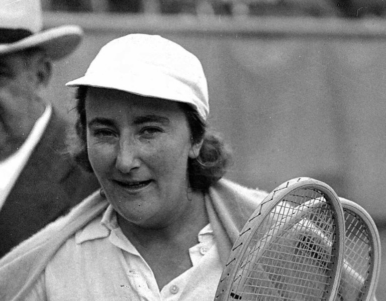 Tournoi de Roland Garros. Simonne Mathieu (1908-1980), joueuse de tennis française. Paris, septembre 1941 Crédit © LAPI / Roger-Viollet