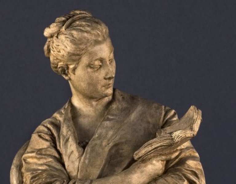 Aimé-Jules Dalou (1838-1902). "La Liseuse". Plâtre patiné, 1860-1902. Musée des Beaux-Arts de la Ville de Paris, Petit Palais.© Petit Palais / Roger-Viollet