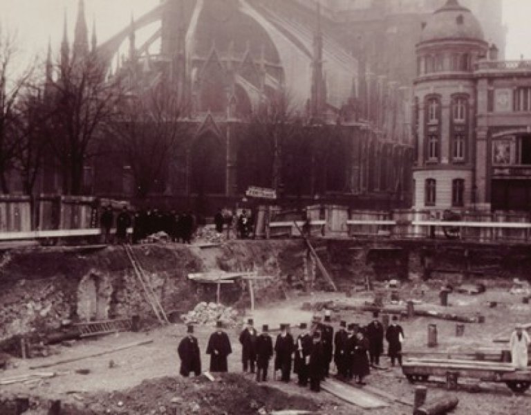 Photographie ancienne avec les fouilles rue du cloître Notre-Dame